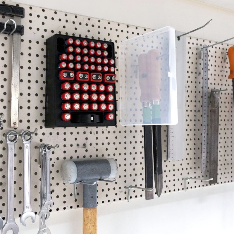ANSMANN boîte de rangement pour piles avec testeur de piles, noir/transparent, fixation murale