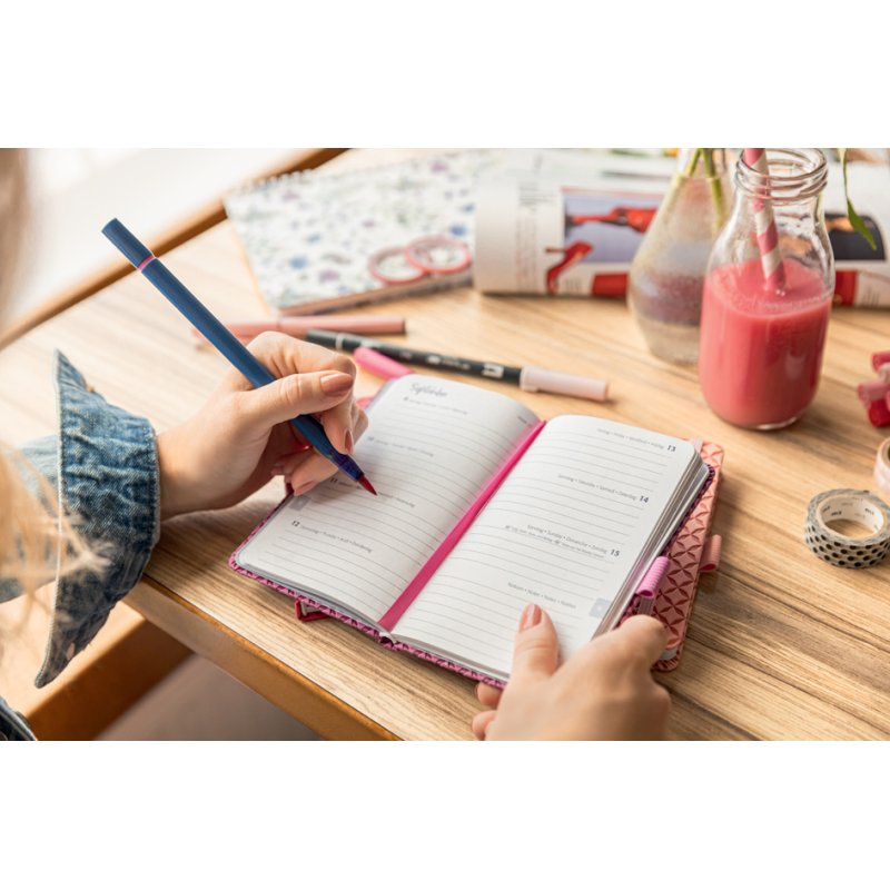 sigel Agenda hebdomadaire Jolie Beauty 2027 Butterfly Confetti Sky, 95 x 150 mm, couverture rigide, fermeture élastique