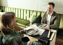 sigel menukaartmap met zeefdruk, DIN A4, lichtgrijs, RPET, walnoothout MENU-opdruk